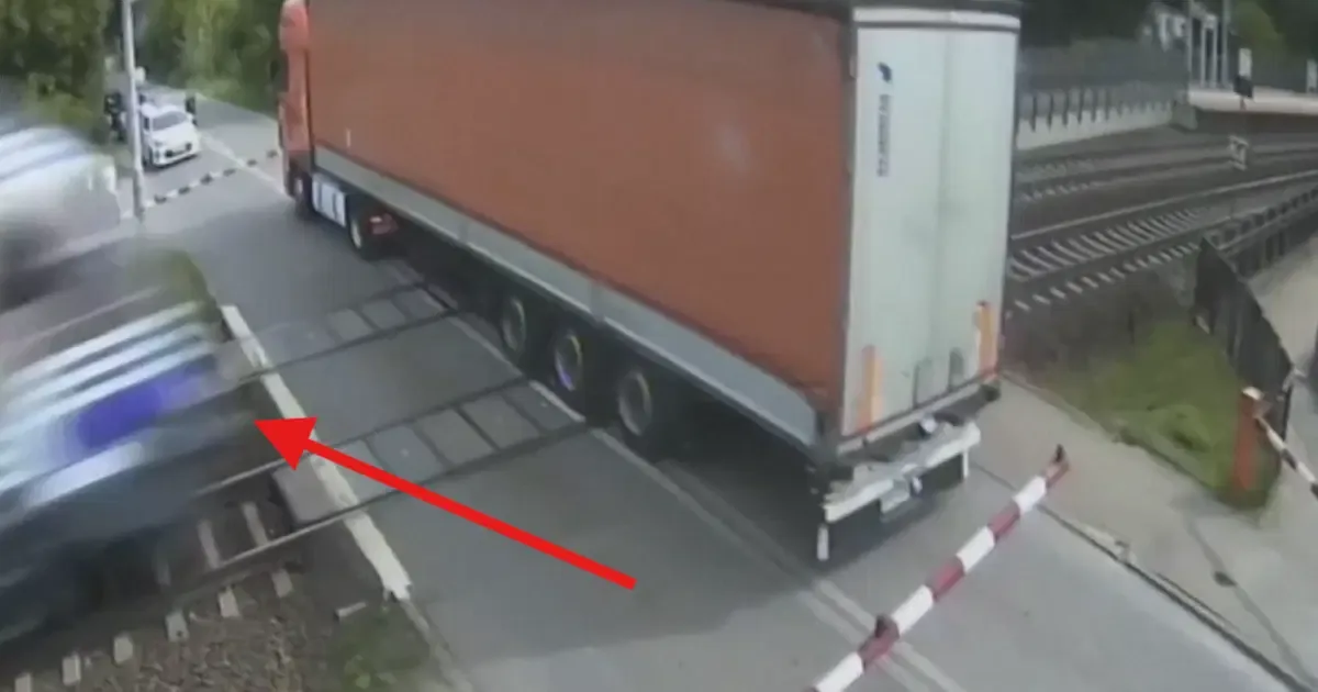 Polonya'da feci kaza: Yolcu treni TIR'ı paramparça etti!