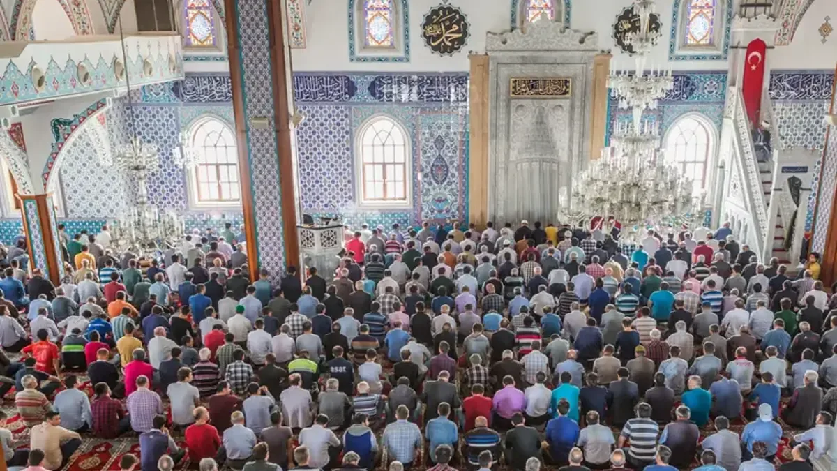 CUMA NAMAZI SAATLERİ 4 EYLÜL 2026: Cuma Namazı Saat Kaçta? Cuma Selası Ne Zaman Okunur? Cuma Namazı Nasıl K...