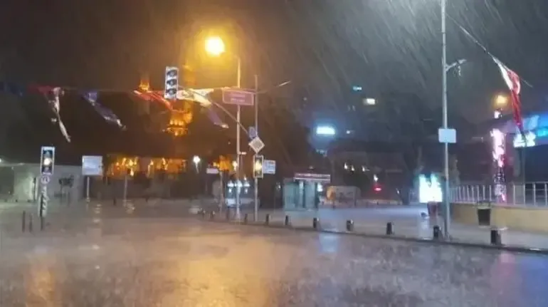 İstanbul'da gece saatlerinde sağanak etkili oldu!