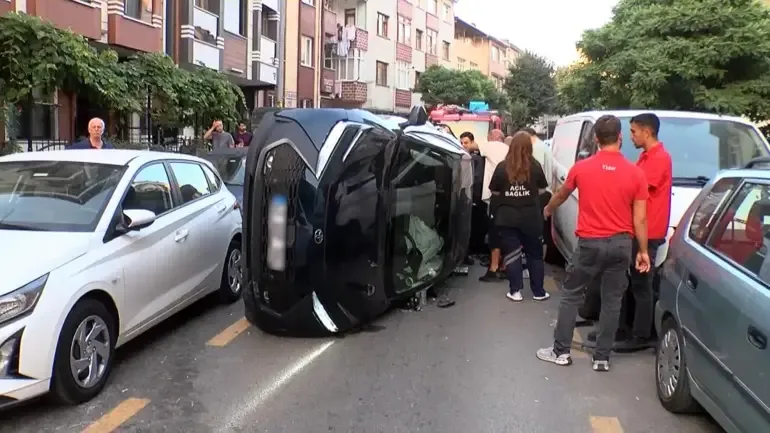 Ümraniye'de otomobil devrildi, 3 araca çarptı