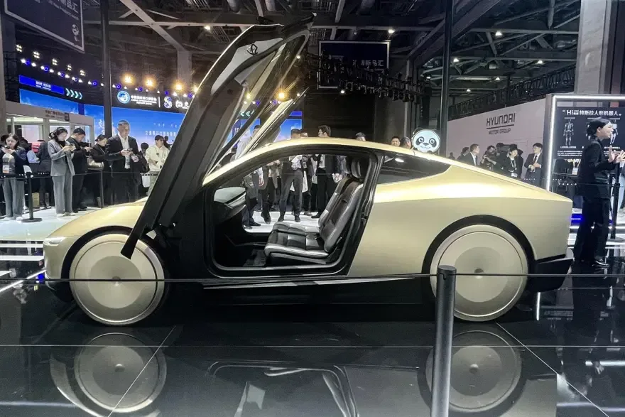 Tesla, sürücüsüz taksisini hizmete sundu
