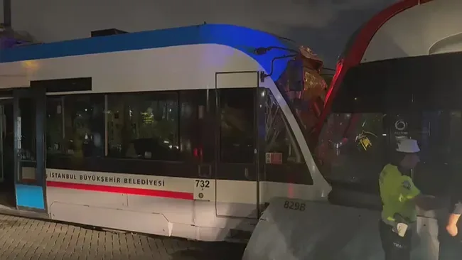 SON DAKİKA | Zeytinburnu'nda iki tramvay çarpıştı! Yaralılar var
