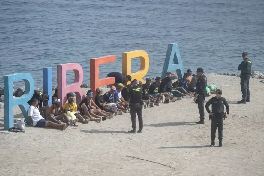 İspanya, göçmen geçişlerini engellemek için deniz bariyeri kurdu