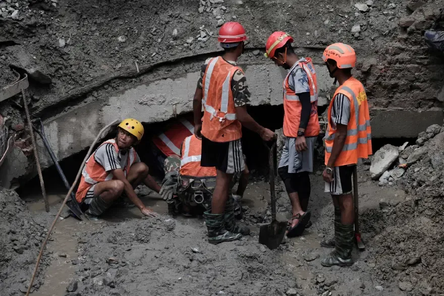 Heyelan vurdu, tünel haritadan silindi. 9 gün sonra dağın 60 metre içinde bulundular