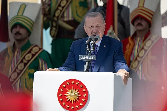 Son dakika | Başkan Erdoğan ve Devlet Bahçeli Ahlat Selçuklu Kabristanı'nı ziyaret etti: Tarihi kare!