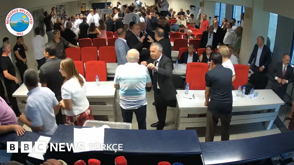 Menderes Belediyesi'nde AKP Adayı Seçildi, Seçim Sırasında Kavga Çıktı