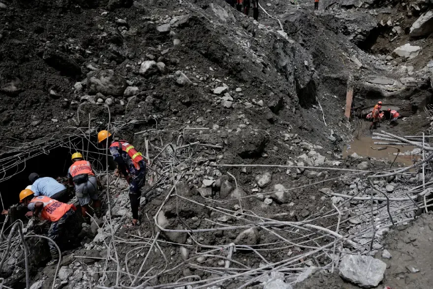 Heyelan vurdu, tünel haritadan silindi. 9 gün sonra dağın 60 metre içinde bulundular