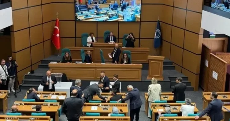 Üsküdar Belediyesi'nde seçim öncesi büyük şok! 4 meclis üyesi CHP'den AK Parti'ye geçti