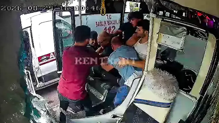 Adana'da yol kavgası: Ambulans şoförü, halk otobüsü şoförüne saldırdı