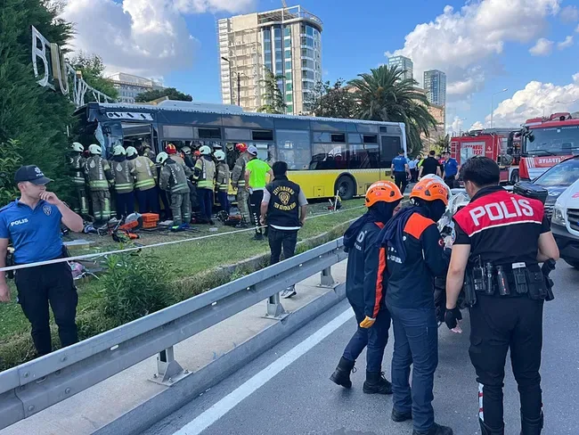 SON DAKİKA... Zeytinburnu'nda İETT otobüsü site duvarına çarptı: Çok sayıda ölü ve yaralı var