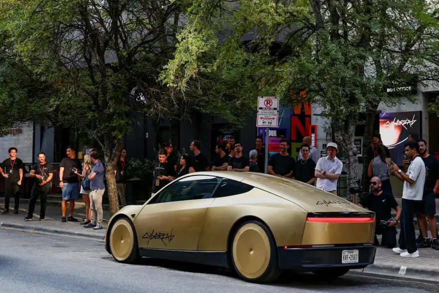 Tesla, sürücüsüz taksisini hizmete sundu