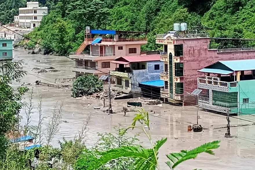 Nepal'de heyelan evleri böyle yuttu. Yüzlerce kişiden haber alınamıyor