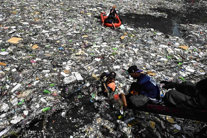 Sel tonlarca çöpü nehre taşıdı. Manila'da korkutan görüntüler
