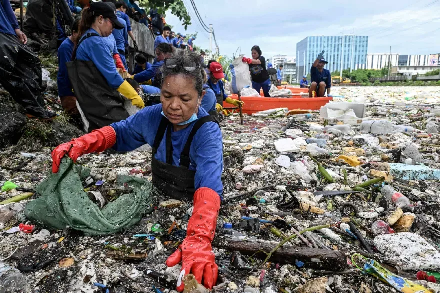 Sel tonlarca çöpü nehre taşıdı. Manila'da korkutan görüntüler