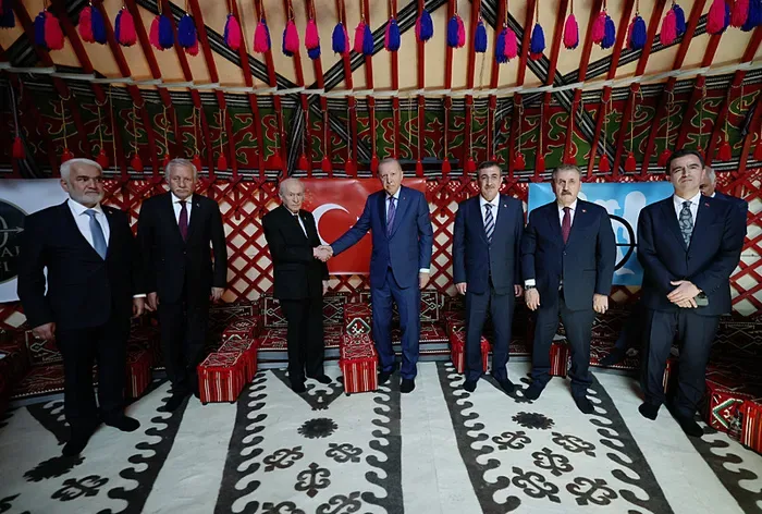 Son dakika | Başkan Erdoğan ve Devlet Bahçeli Ahlat Selçuklu Kabristanı'nı ziyaret etti: Tarihi kare!