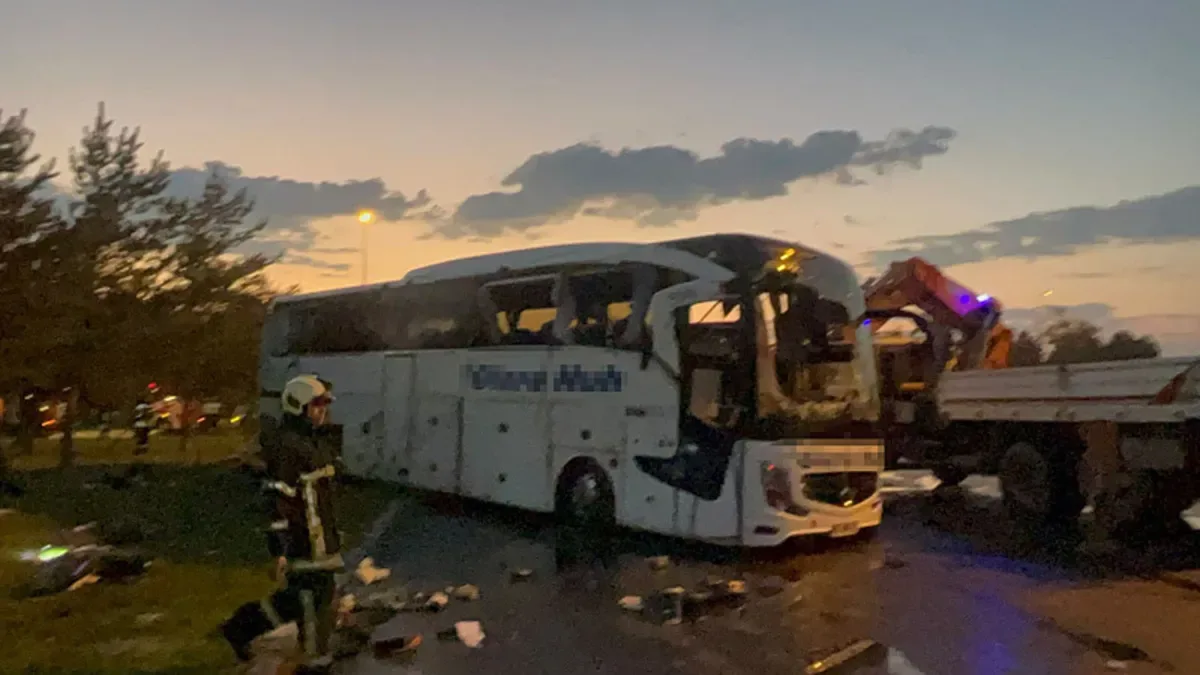 Kayseri'de faciadan dönüldü! Yolcu otobüsü ile akaryakıt tankeri çarpıştı: 2’si ağır 35 yaralı