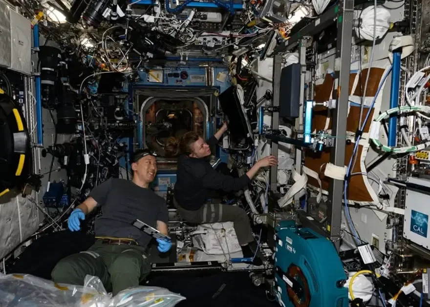 Uzayda 245 gün geçirdi, dönünce NASA'dan ayrıldı. Hem asker hem doktor hem de astronot