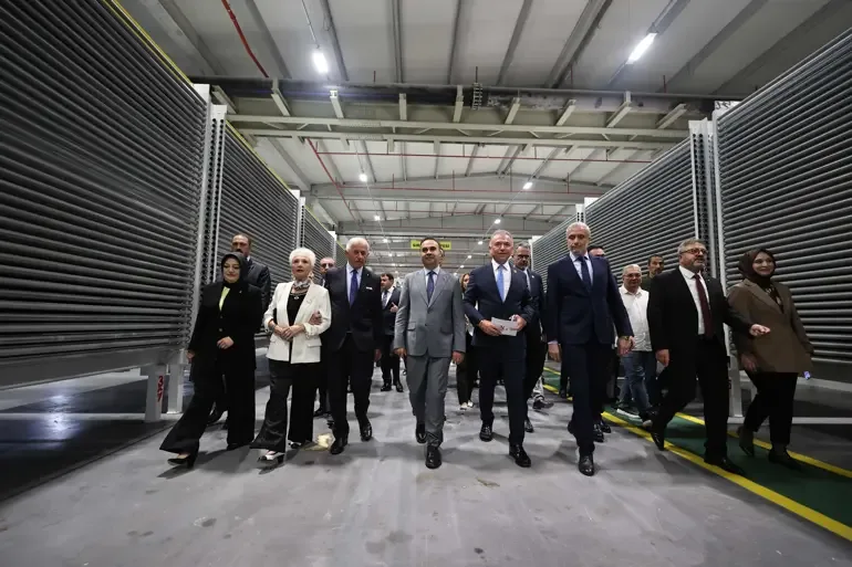 Zafer Bayramı'nda dev açılış: 8 milyar liralık seramik fabrikası üretime başladı