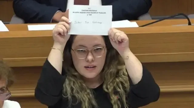 Üsküdar Belediyesi'nde seçim öncesi büyük şok! 4 meclis üyesi CHP'den AK Parti'ye geçti