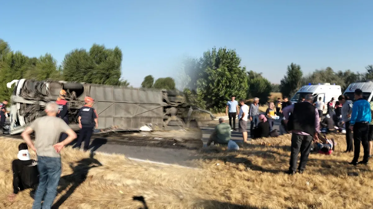 Afyonkarahisar'da yolcu otobüsü devrildi, çok sayıda yaralı var