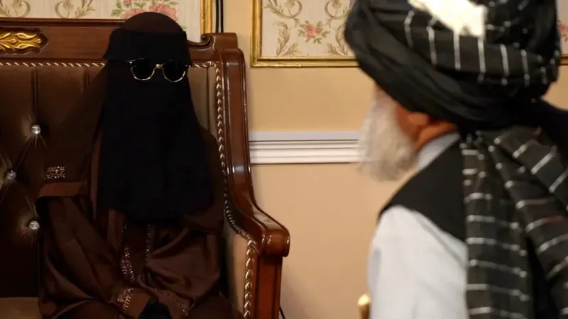 Boşanma, akıllı telefonlar ve kısıtlamalar: BBC, Taliban'ın Afganistan'ı nasıl yönettiğine tanıklık etti