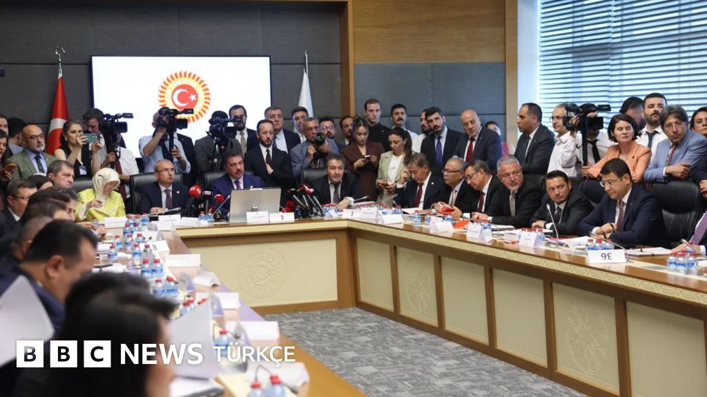 Çerçeve Yasa Adalet Komisyonu'nda: Görüşmeler gergin başladı, Öcalan tartışması yaşandı