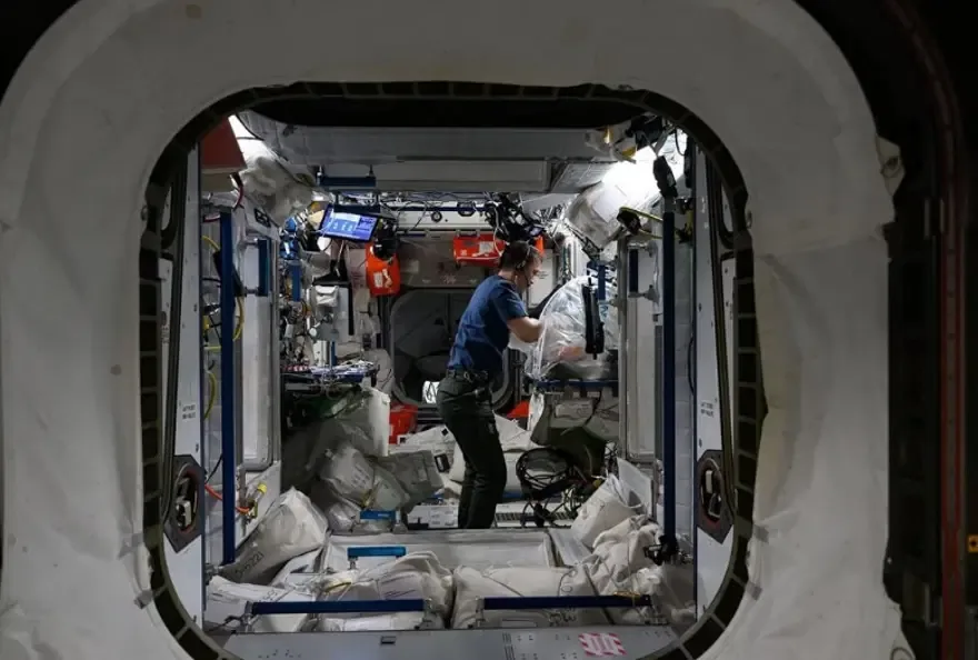 Uzayda 245 gün geçirdi, dönünce NASA'dan ayrıldı. Hem asker hem doktor hem de astronot
