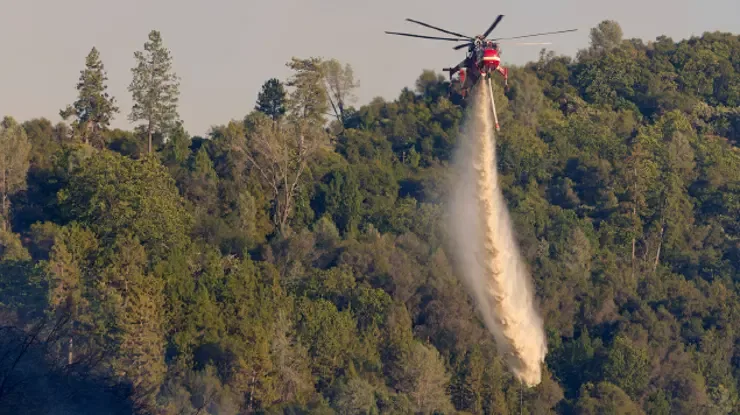 ABD'de yangına müdahale eden helikopter düştü