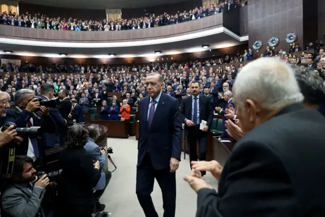 İngiltere'de Reform Partisi lideri Farage rakiplerinin boykot ettiği ara seçimi kazandı