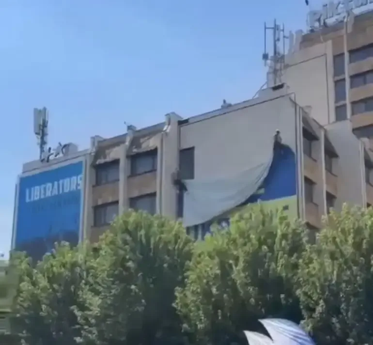 Kosova'da Zelenskiy büyük tepki! Ukrayna bayrağı indirildi