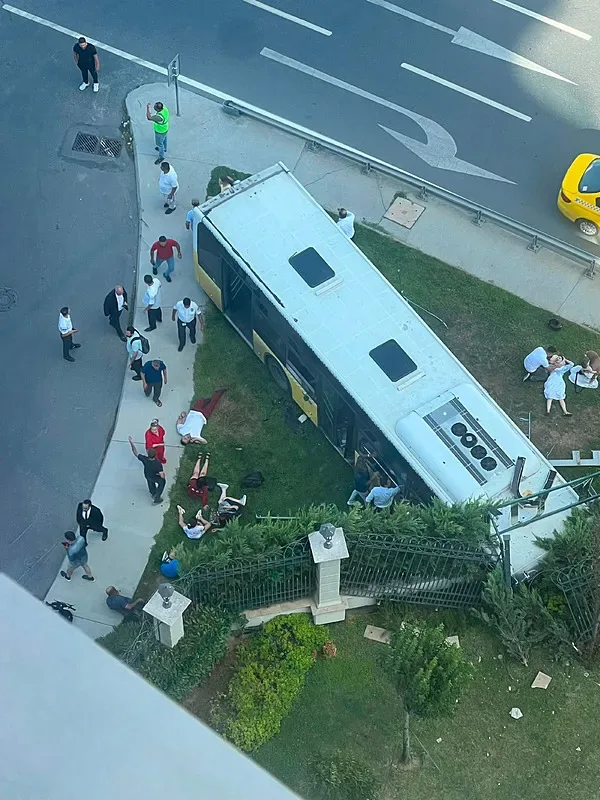 SON DAKİKA... Zeytinburnu'nda İETT otobüsü site duvarına çarptı: Çok sayıda ölü ve yaralı var