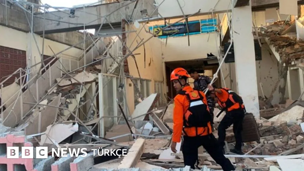 Endonezya'daki 7,7 büyüklüğündeki depremde en az 14 kişi hayatını kaybetti