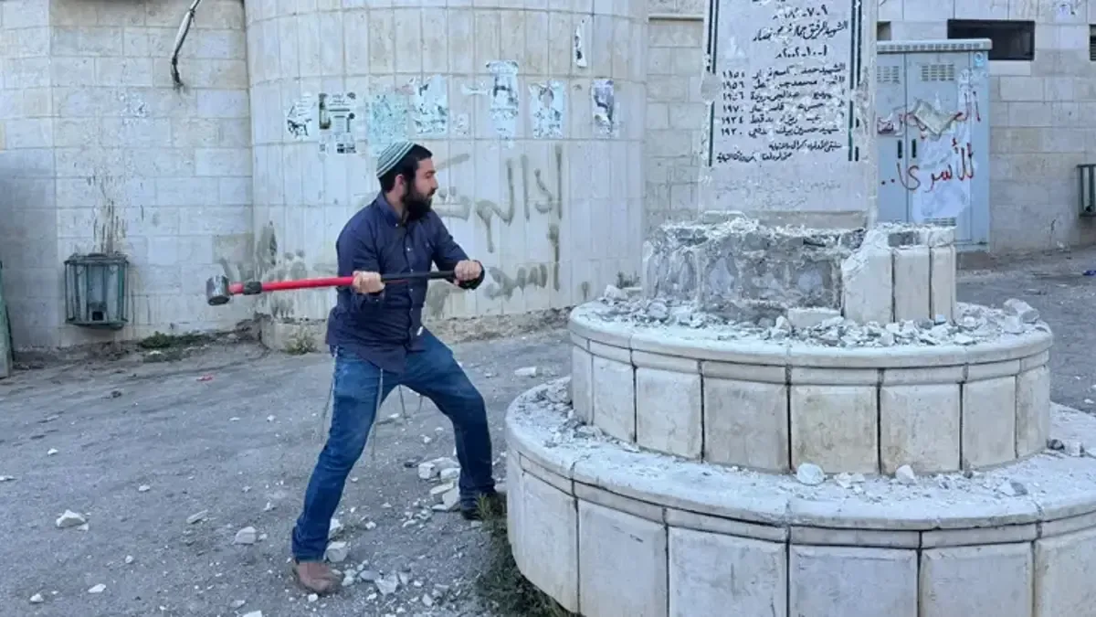 Batı Şeria'da skandal! İsrailli vekil Filistin anıtını balyozla parçaladı