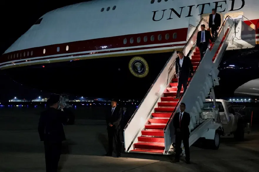 Trump gizlice uçak değiştirirken iki kabine üyesini Air Force One'da bırakmış