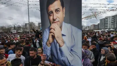 Endonezya'daki 7,7 büyüklüğündeki depremde en az 14 kişi hayatını kaybetti