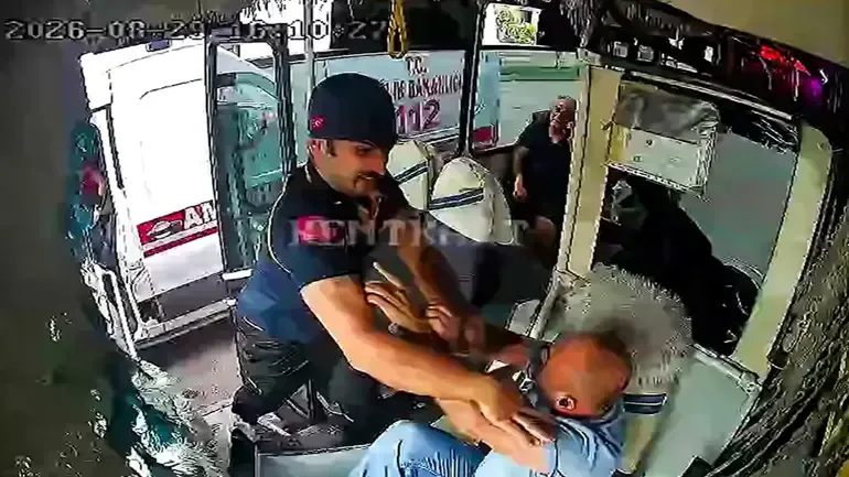 Adana'da yol kavgası: Ambulans şoförü, halk otobüsü şoförüne saldırdı