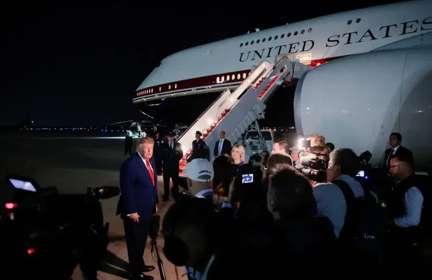 Trump gizlice uçak değiştirirken iki kabine üyesini Air Force One'da bırakmış