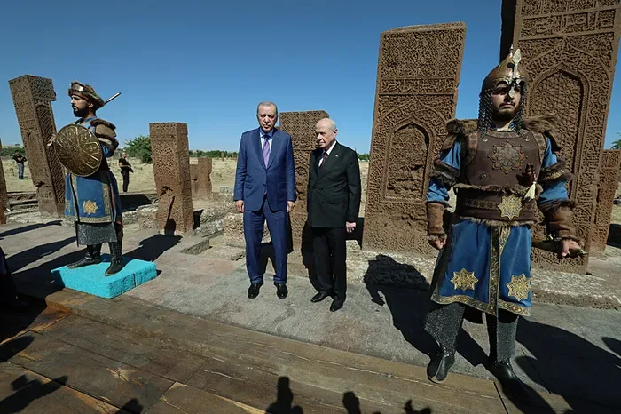 Son dakika | Başkan Erdoğan ve Devlet Bahçeli Ahlat Selçuklu Kabristanı'nı ziyaret etti: Tarihi kare!