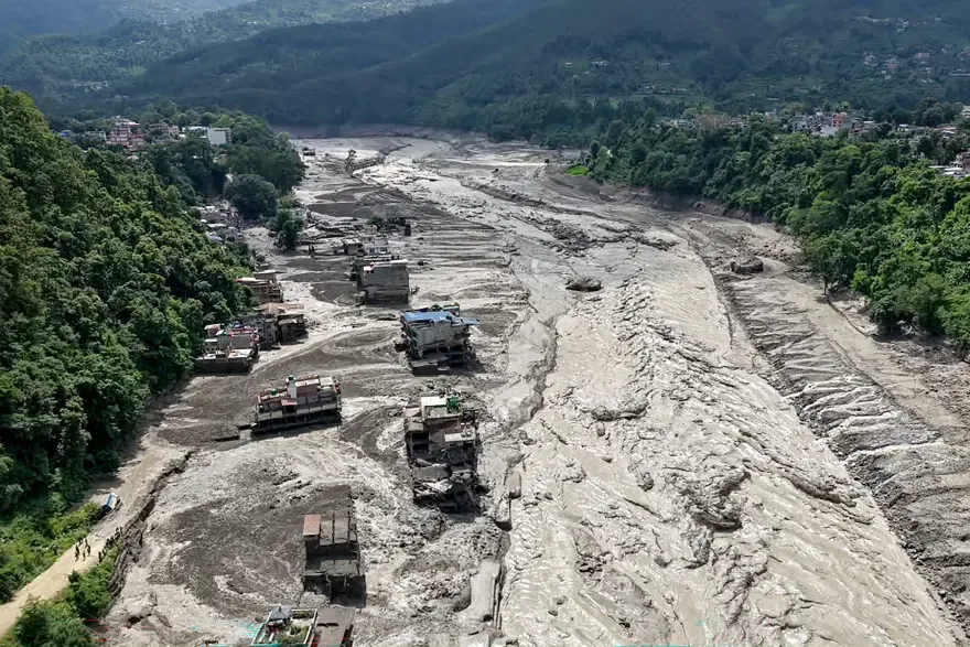 Nepal'de heyelan evleri böyle yuttu