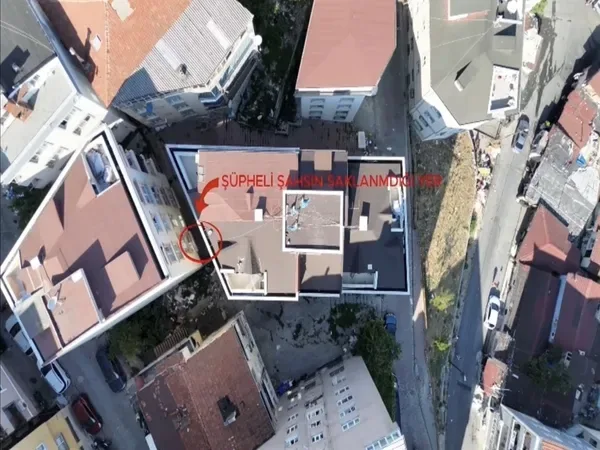 Kağıthane'de 2 milyonluk vurgun yapan kurye kaçamadı! Dronlu operasyonla çatıda yakalandı