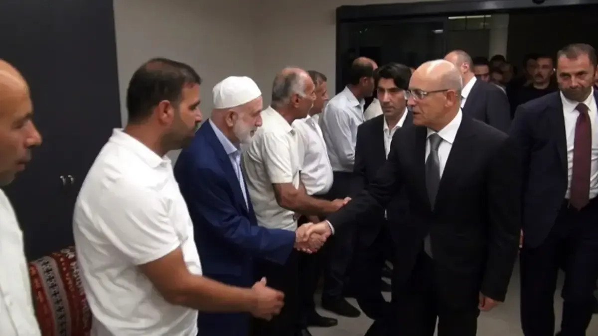 Bakan Şimşek, yangında hayatını kaybeden yeğeninin taziyesine katıldı