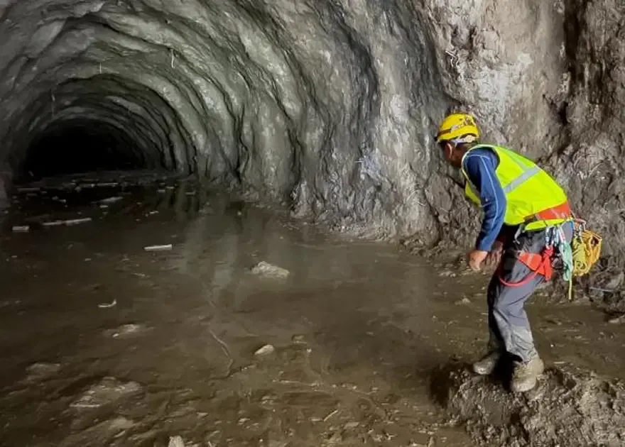 Heyelan vurdu, tünel haritadan silindi. 9 gün sonra dağın 60 metre içinde bulundular