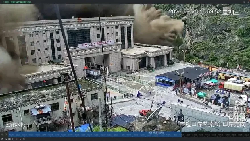 Nepal'de heyelan evleri böyle yuttu. Yüzlerce kişiden haber alınamıyor
