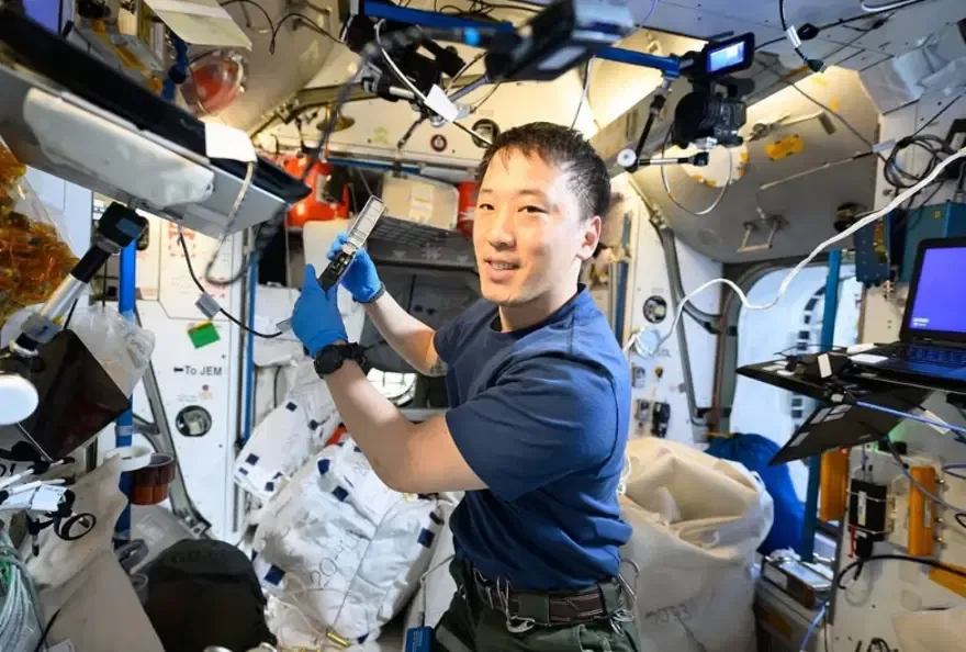 Uzayda 245 gün geçirdi, dönünce NASA'dan ayrıldı. Hem asker hem doktor hem de astronot