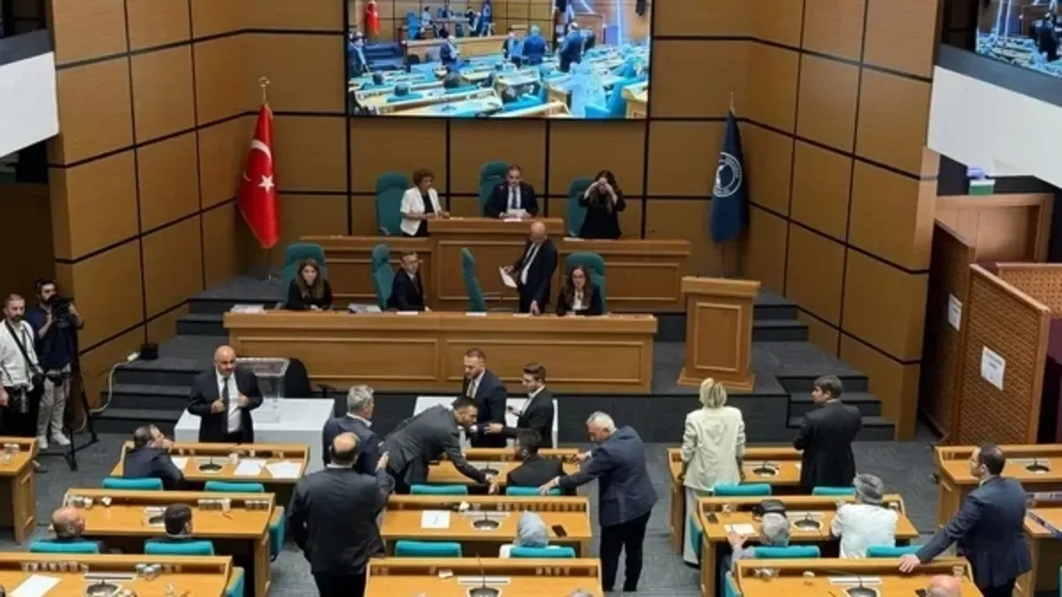 Üsküdar Belediyesi'nde seçim öncesi büyük şok! 4 meclis üyesi CHP'den AK Parti'ye geçti