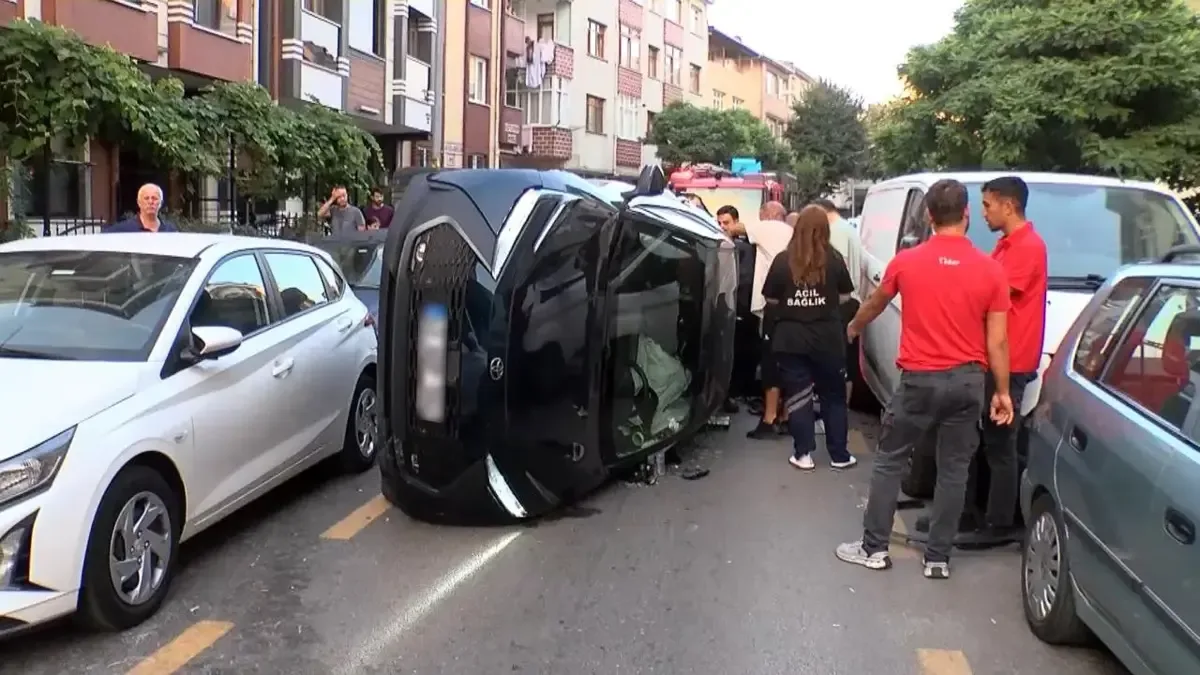 Ümraniye'de otomobil devrildi, 3 araca çarptı