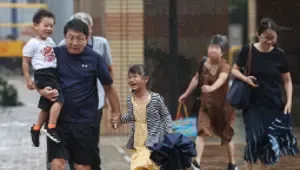Dolphin Tayfunu Japonya'yı vurdu, Çin limanları kapattı