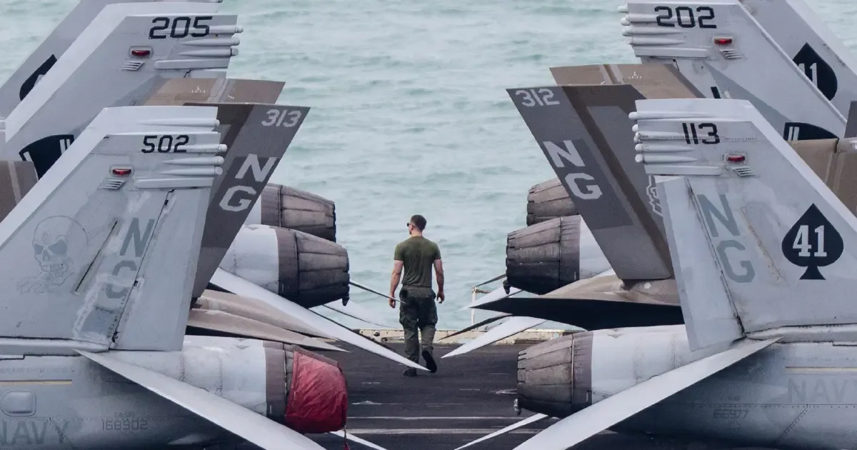 USS Abraham Lincoln'ın mürettebatı gündemde. İki denizci kavgaya karıştı