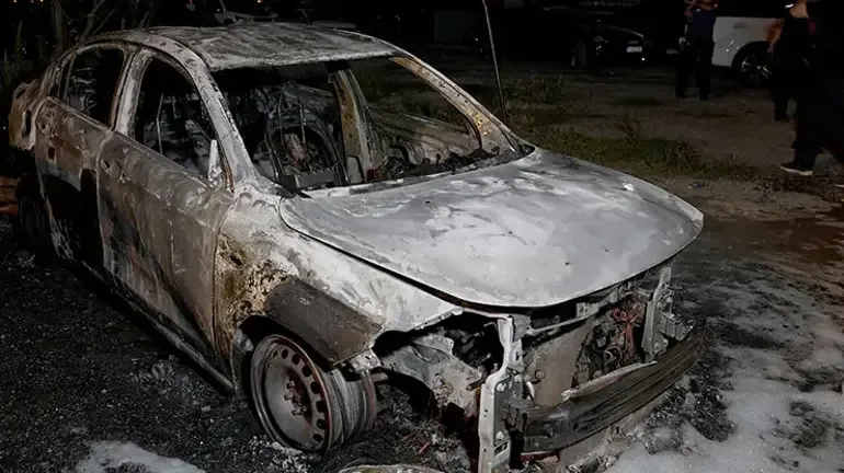 Galeride çıkan yangında araçlar bu hale geldi