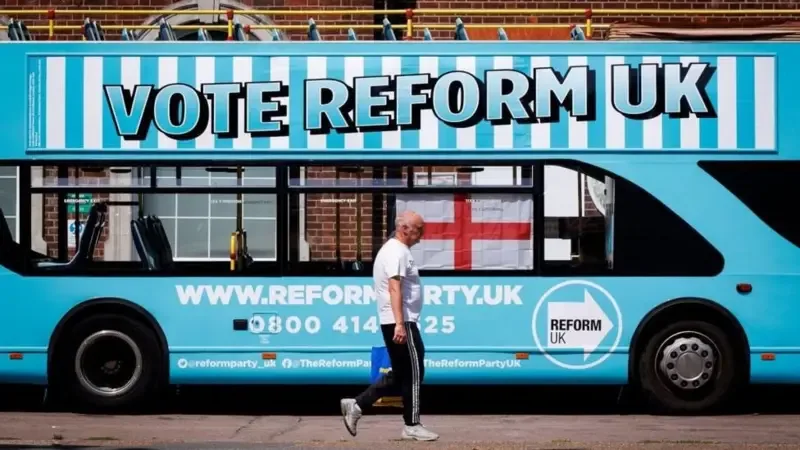 İngiltere'de Reform Partisi lideri Farage rakiplerinin boykot ettiği ara seçimi kazandı